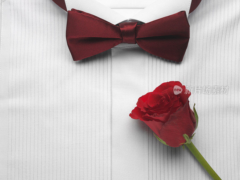 礼服衬衫，领结和红玫瑰