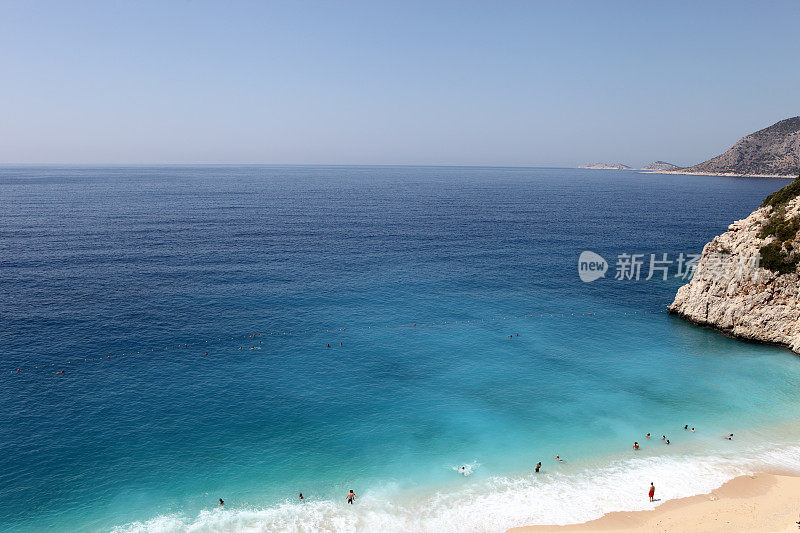 蓝天下的海滩风景