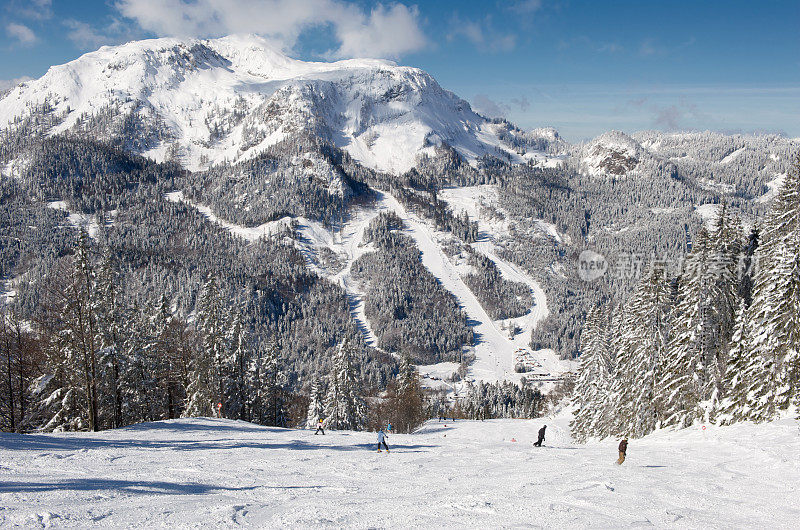 滑雪斜坡与一个美丽的冬季全景