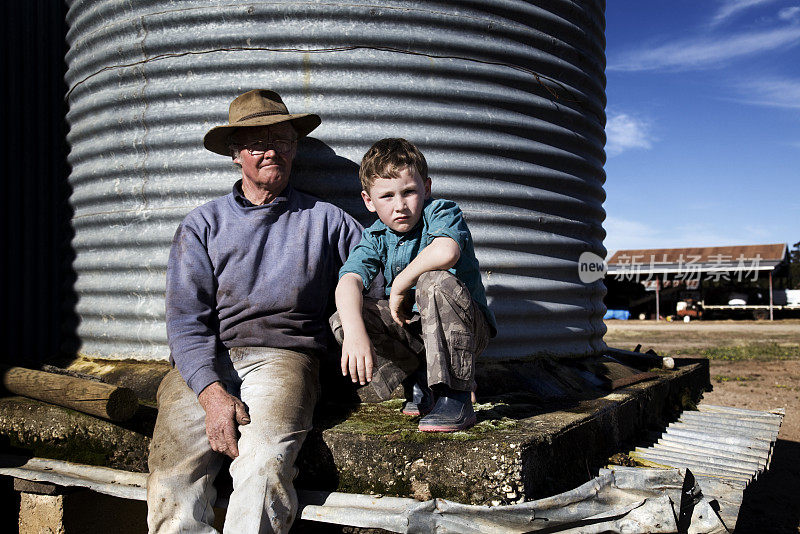农民和孙子在农场合影