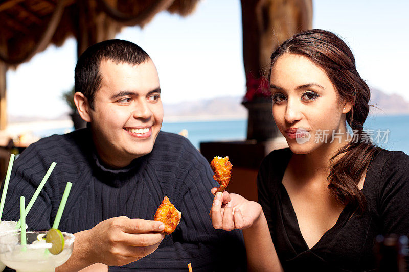 年轻夫妇吃虾晚餐