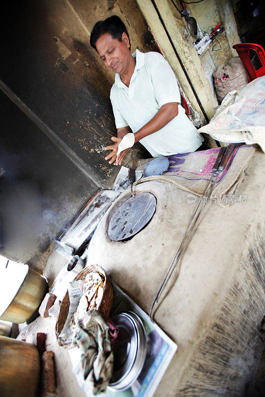 印度工人:制作印度烤饼