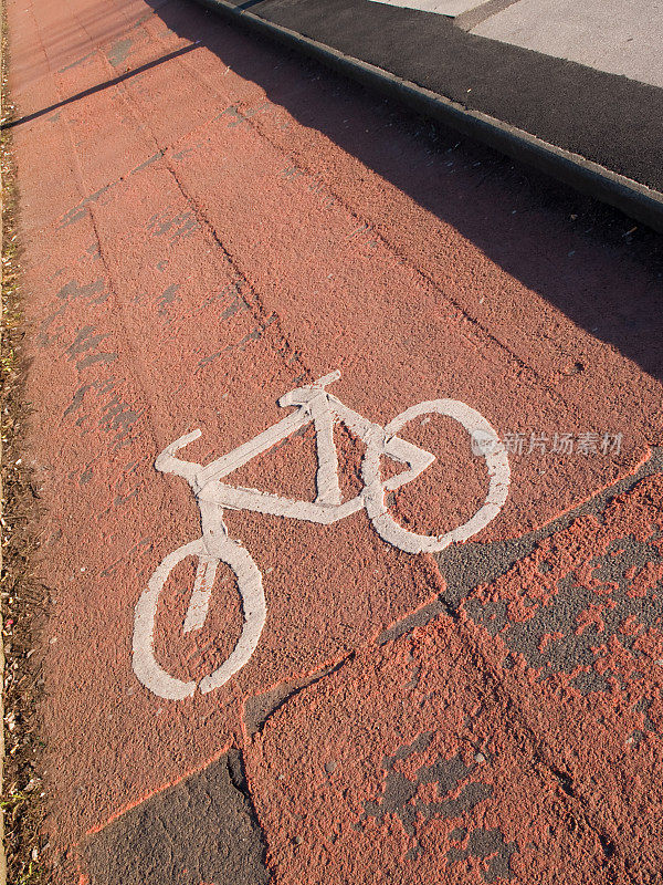 自行车道，与人行道和道路隔有路肩