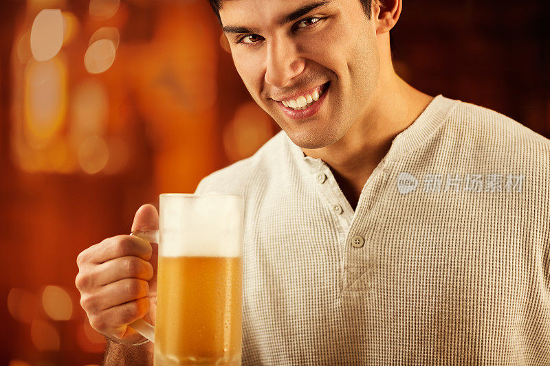 男人享受啤酒