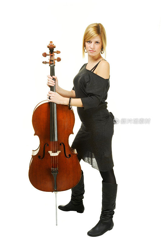 拿着大提琴的女孩