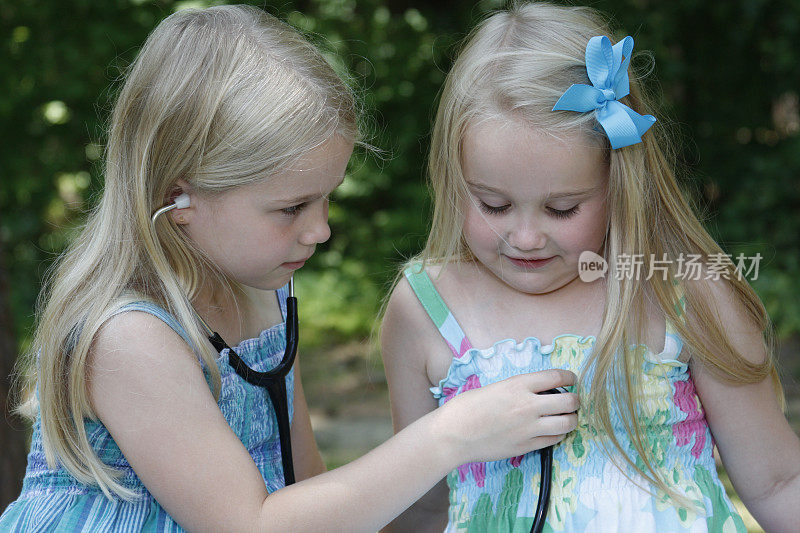 两个年轻可爱的女孩与听诊器