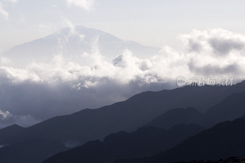 梅鲁山和层叠山脉，乞力马扎罗山的斜坡