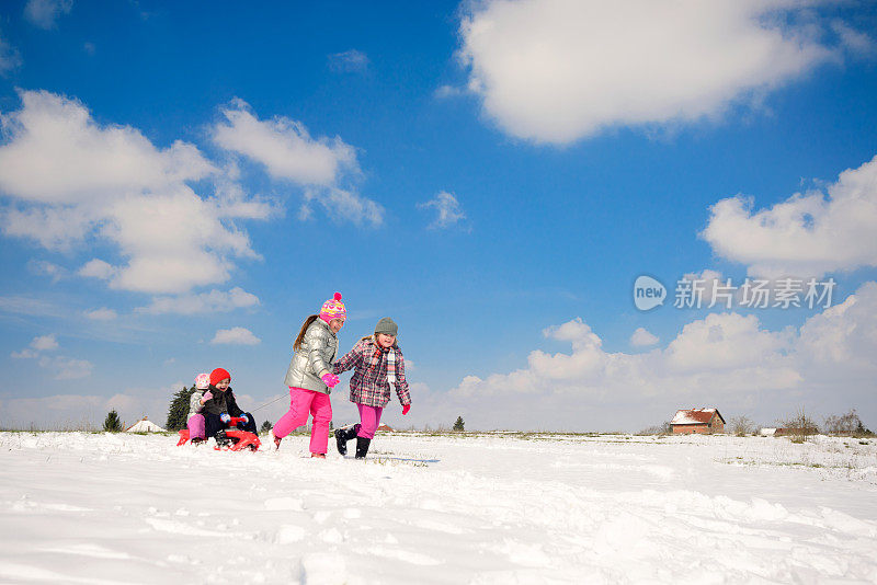 孩子们在雪地上