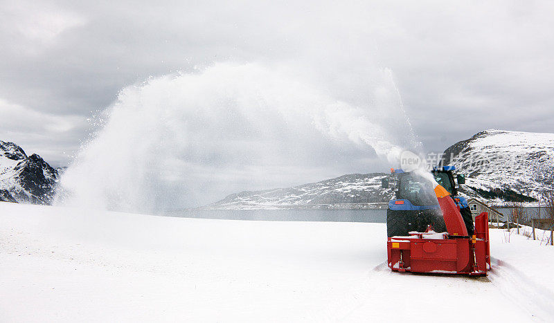 挪威罗浮敦的扫雪机正在清理道路