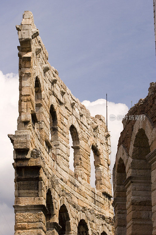 罗马竞技场的石墙的低角度视图