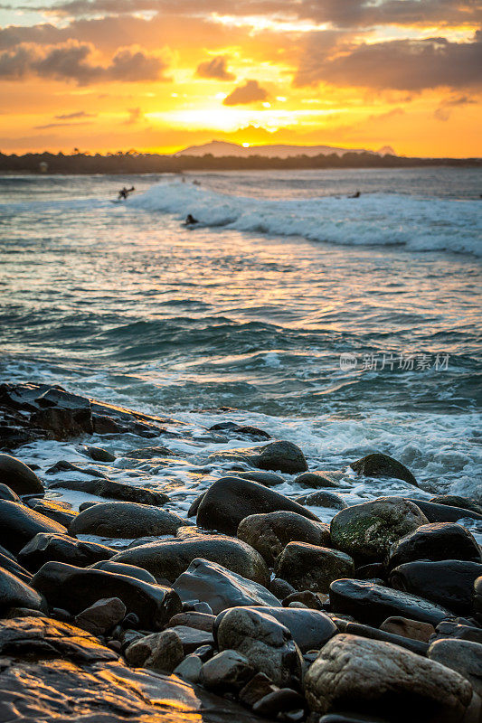日落时的努萨海德海滩，澳大利亚
