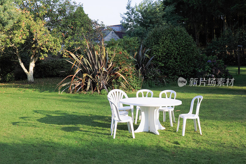 白色塑料花园家具桌椅夏夜