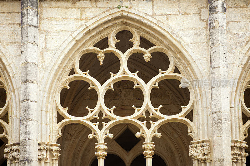 哥特式修道院窗口