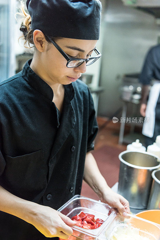 年轻的西班牙女厨房工人