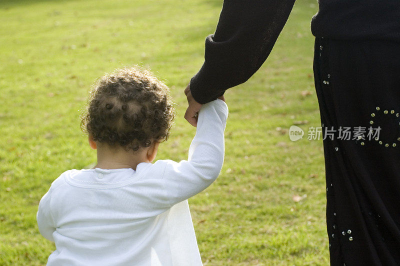 孩子牵着妈妈的手