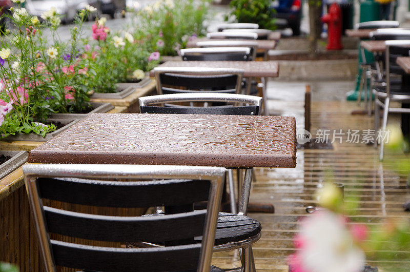雨后，外面餐厅露台上的湿桌子