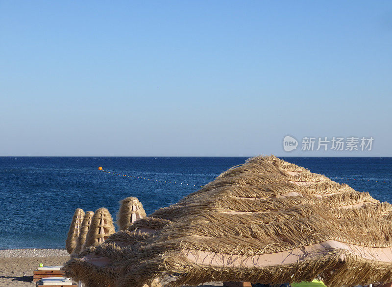 阳伞在海里