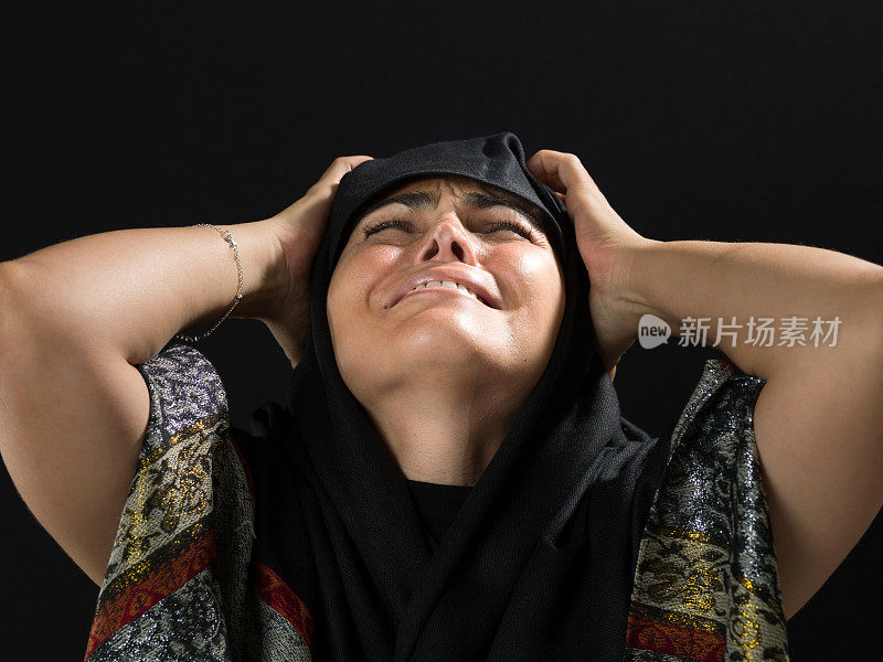 穆斯林妇女哭