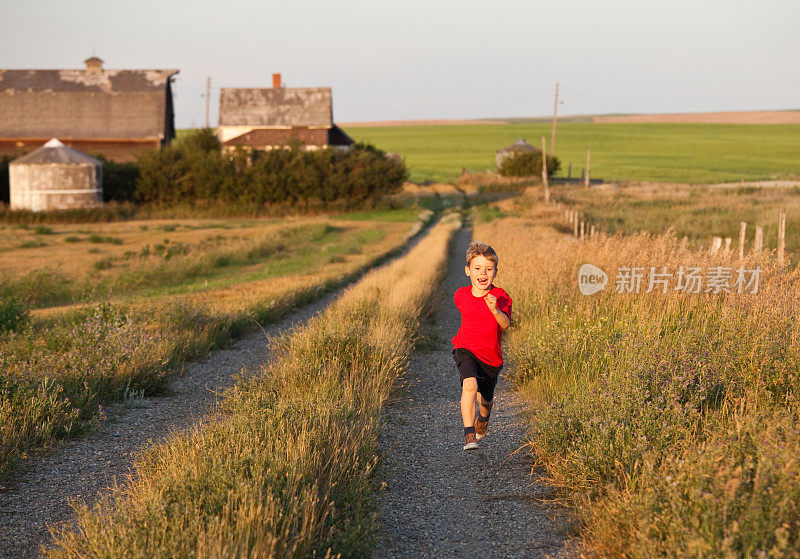 乡村小路上奔跑的小男孩