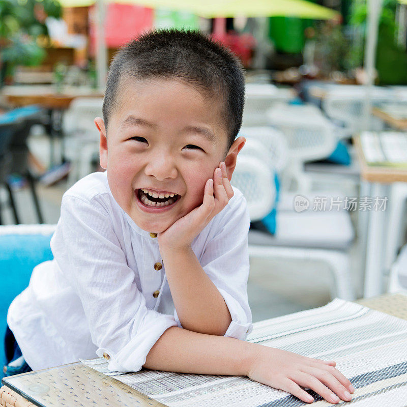 幸福的亚洲男孩