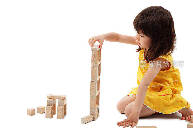 小女孩玩积木-孤立