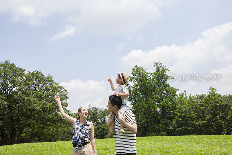 一家人在散步时用手指着天空
