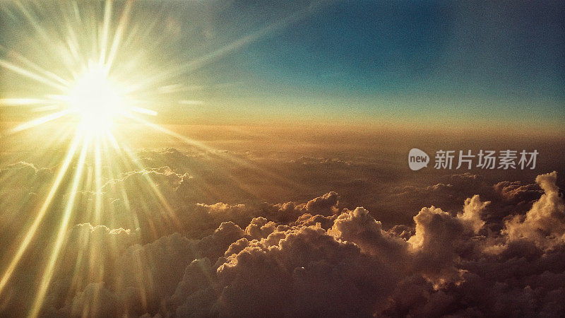 鸟瞰图的太阳爆发日落光束上方的云景