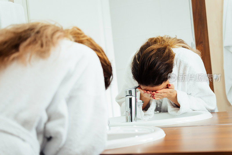 年轻开朗的女人在浴室里进行晨间卫生