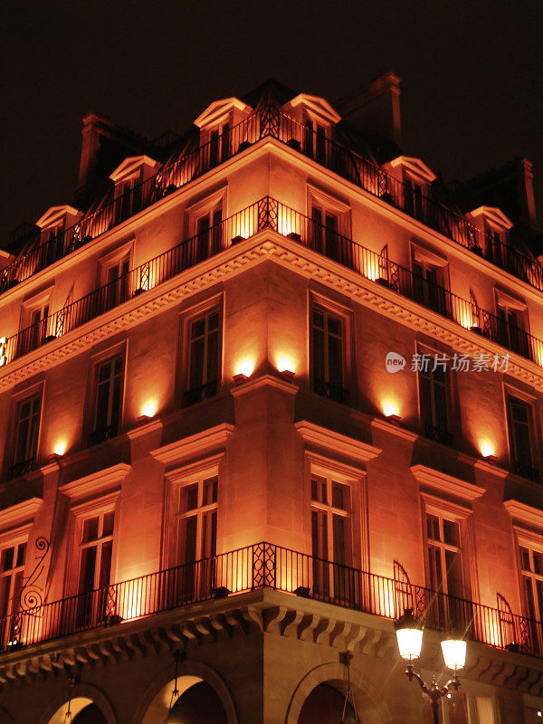 晚上的巴黎旅馆