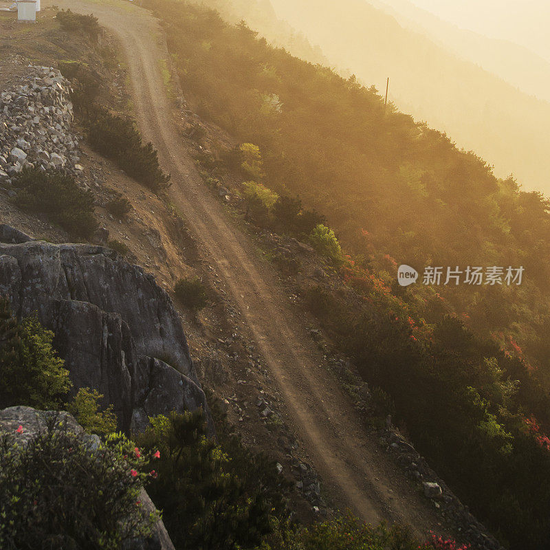 日出山路