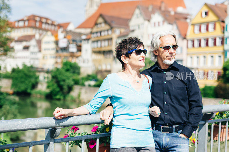 老年夫妇享受他们的旅程Tübingen，德国