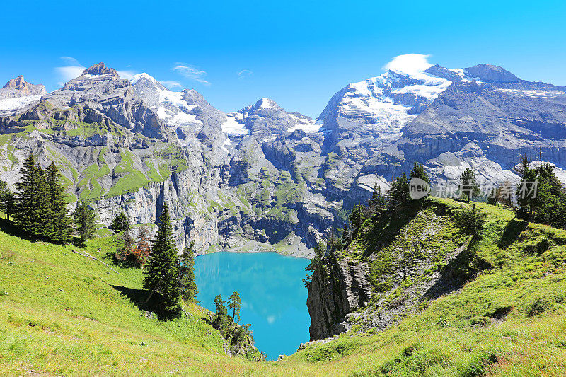 瑞士Oeschinensee山全景湖