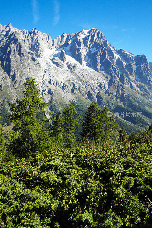 法国阿尔卑斯山的山脉景观