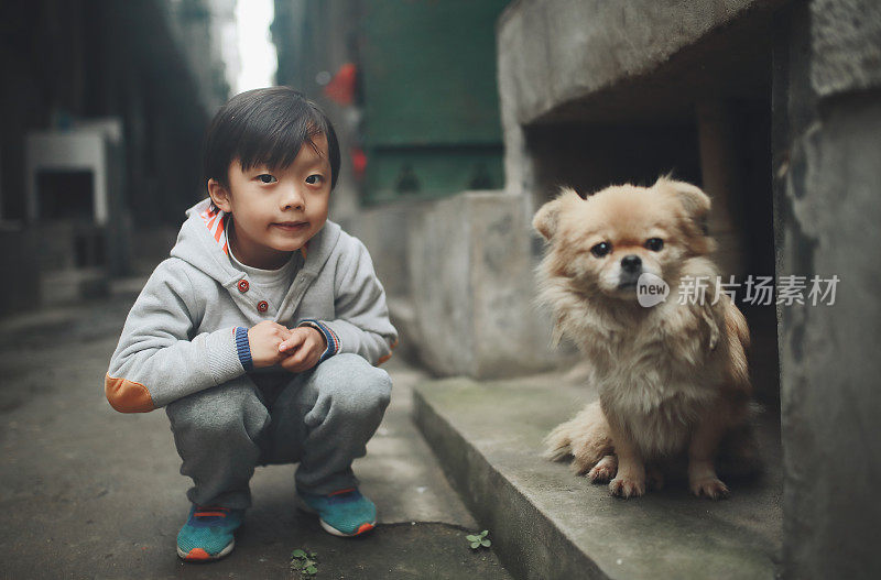 胡同里可爱的亚洲小孩