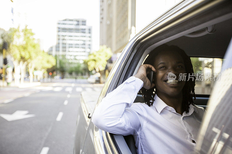 一个非洲商人在出租车里打电话