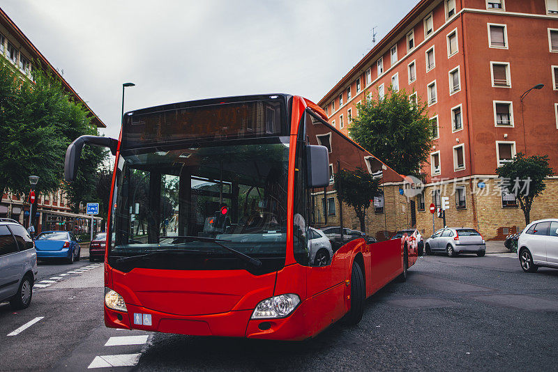 红色的城市公交车