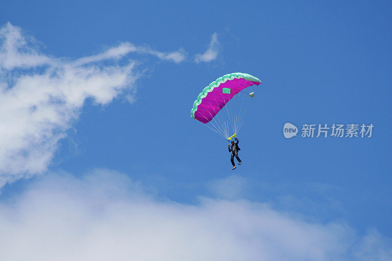 伞兵在空气中