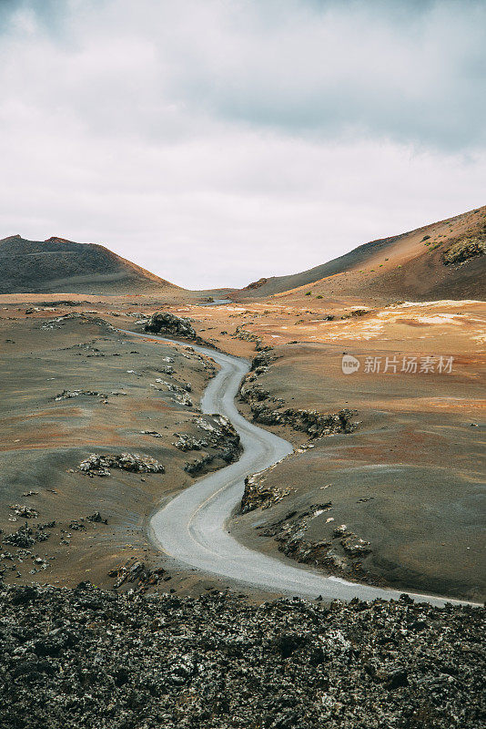 干旱地区蜿蜒的道路