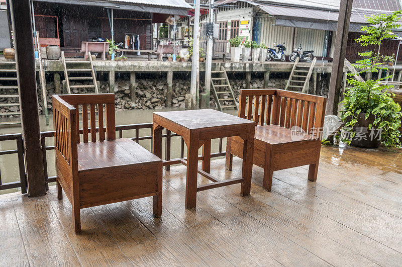 泰国安帕瓦海滨的桌椅