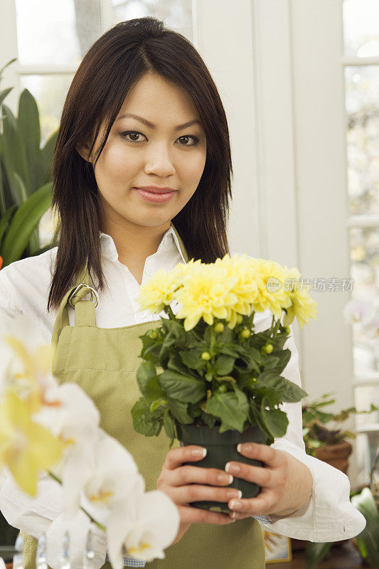 花店在她的店里卖花