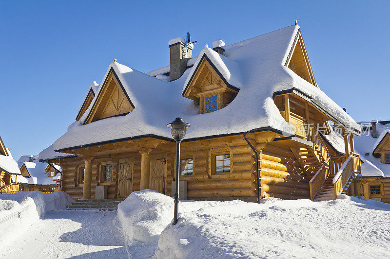 波兰冬天的田园度假山间小屋
