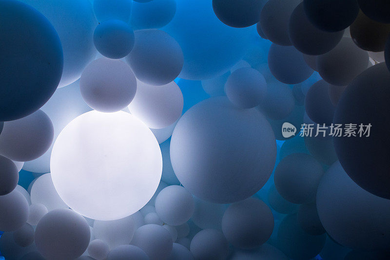 许多蓝色气球排成一行漂浮的特写