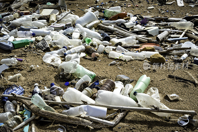 热带海滩上的垃圾和污染