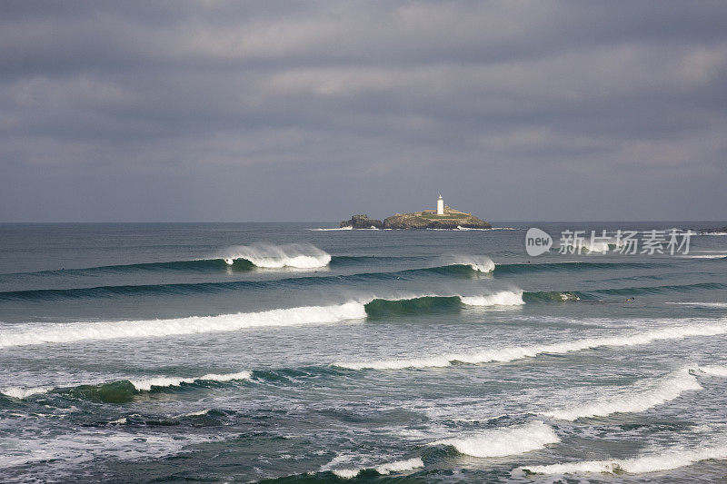 海浪涌向康沃尔海岸的哥德雷维海滩