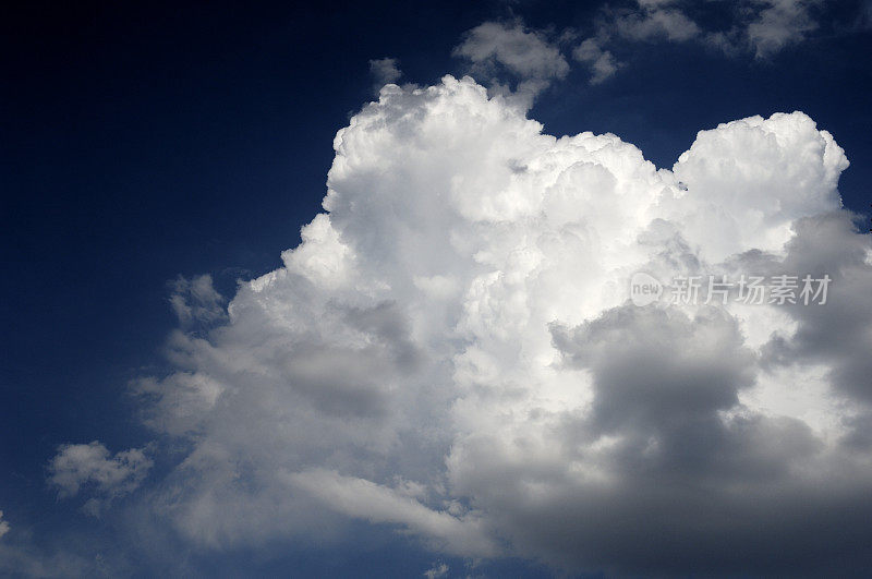 戏剧性的夏天Cloudscape