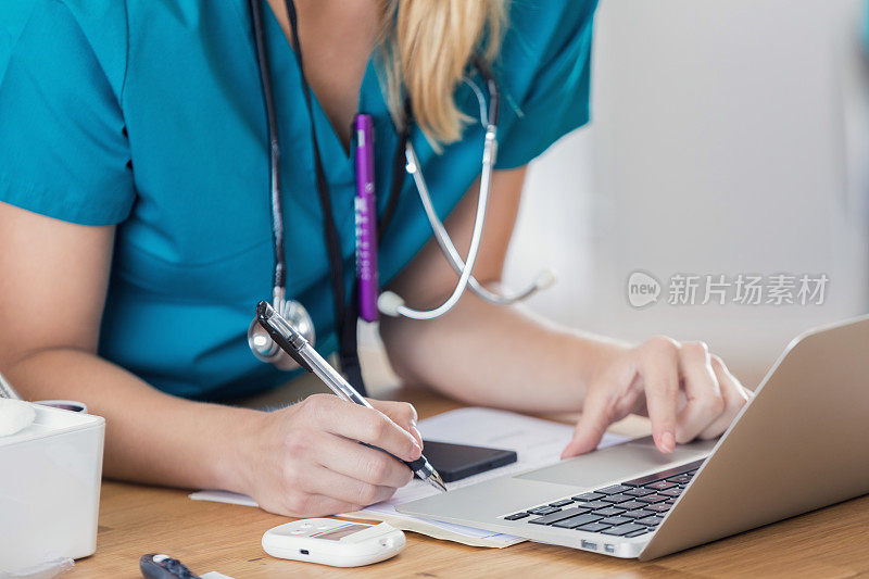医疗专业人员在医院使用笔记本电脑