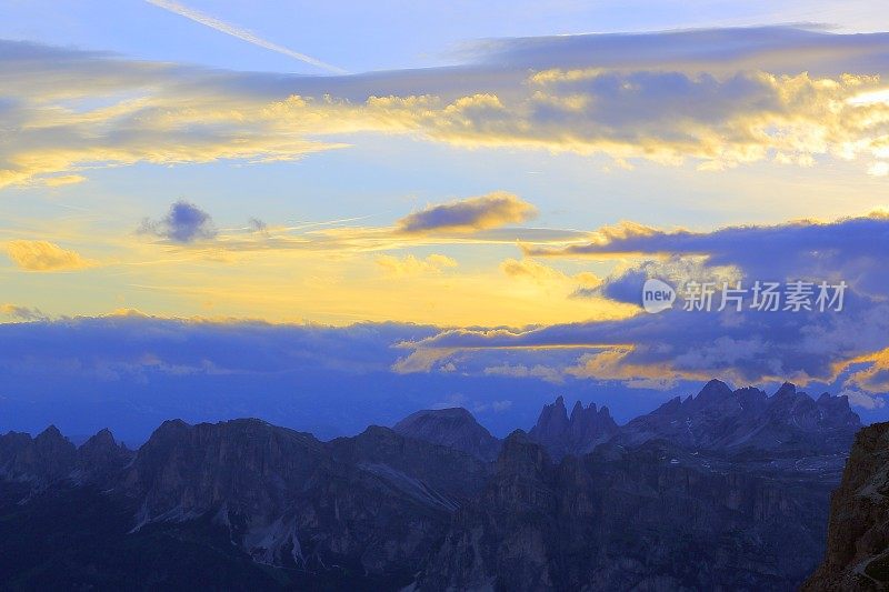 田园诗般的Lagazuoi山顶全景在日出，五托里白云石，山顶山脉，戏剧性的天空和雄伟的意大利泰洛阿尔卑斯山