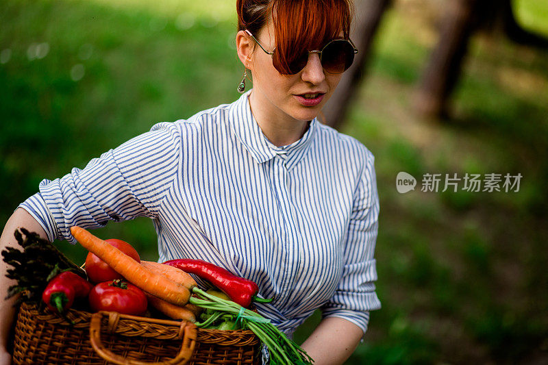 带着一篮蔬菜穿过森林的复古风格女人