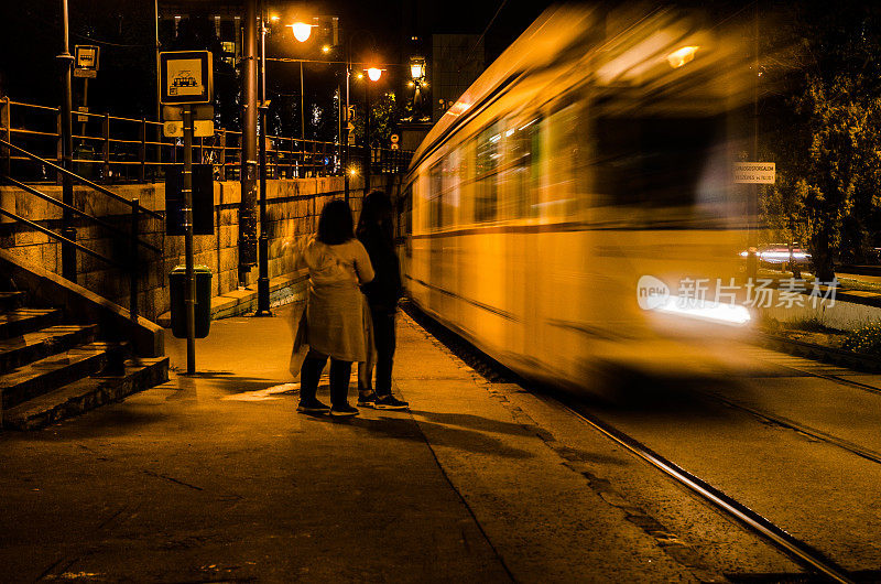 夜间长时间曝光的布达佩斯有轨电车里的人
