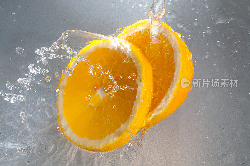 橙色在溅起的水里